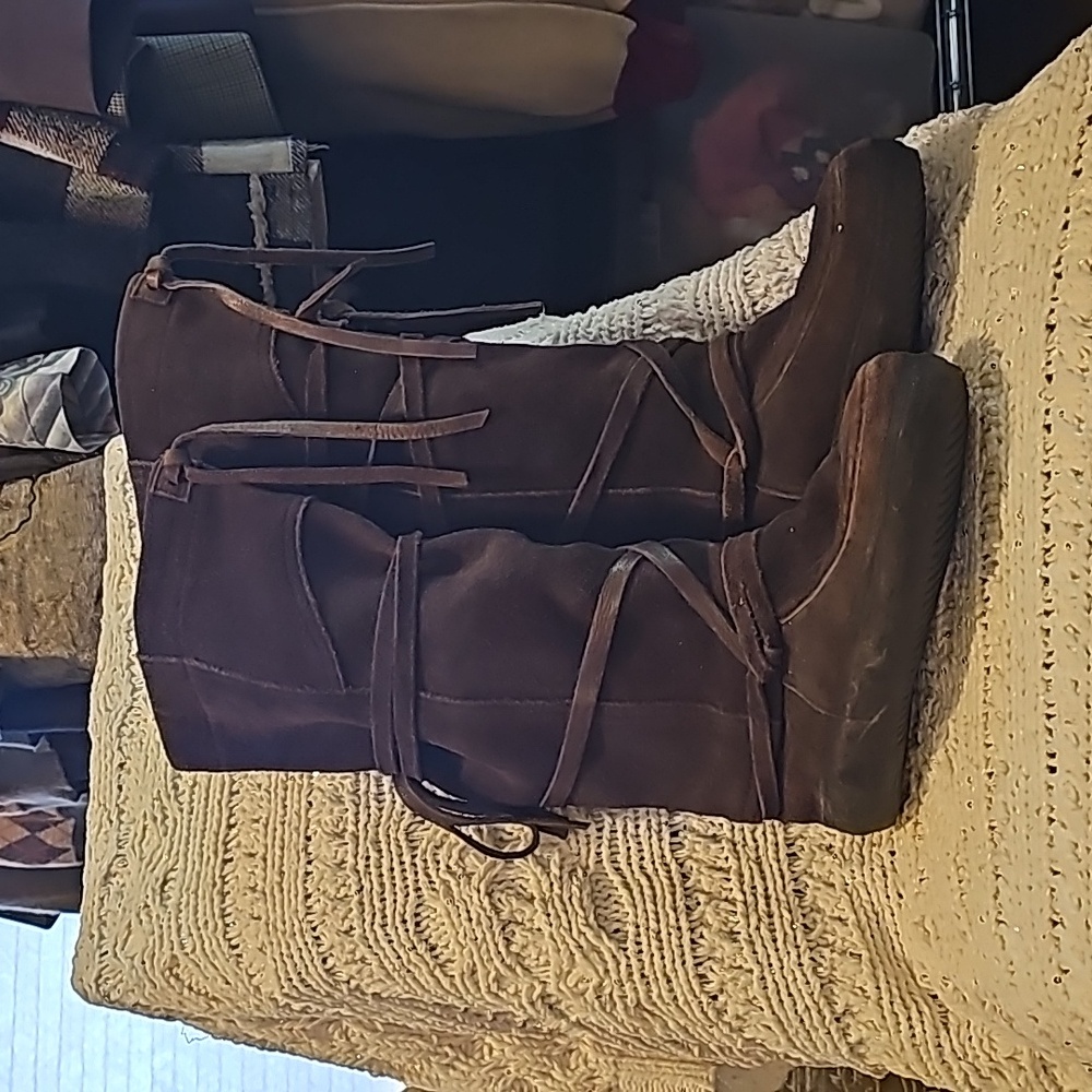 Steering designs suade boots